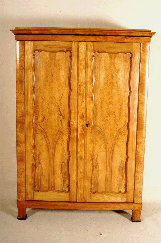 Biedermeierschrank, deutsch, um 1850, Esche massiv, Eschefurnier, z.T. auf Rahmen gearbeitet, zweitÜrig, zerlegbar, insgesamt solide schwere ...