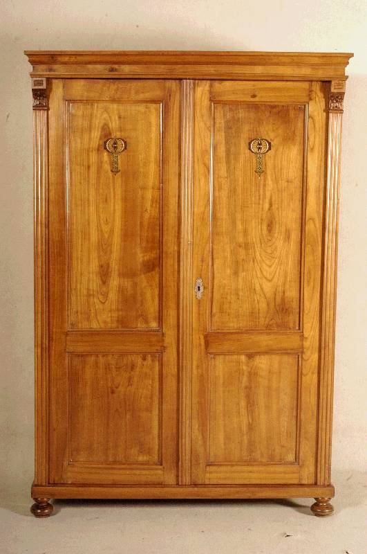 Schrank, deutsch, um 1880/90, Kirschbaum massiv, zweitÜrig, zerlegbar, die Innenfelder der TÜren mit evtl. spÄter aufgemalten Ornamenten ...