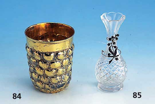 VÄschen, BÖhmen um 1890, Kristall geschnitten und geschliffen in Wabenform, facett., aufgelegtes Ornament in Form eines BlÜtenzweiges (Mai- ...