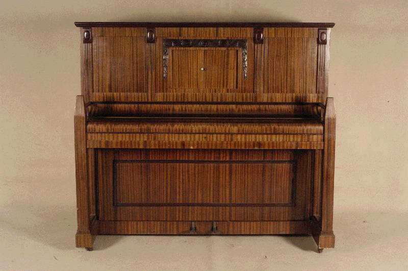 Klavier, Belgien, um 1920, Nußbaum massiv, Nußbaumfurnier, Mahagonifurnier, Jugendstil, spielbar, zusÄtzlich mit Motor und Papierrollen ...