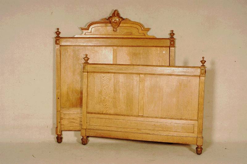 Bett, deutsch, um 1900, Eiche massiv, florale Schnitzerei, Abschlußschnitzerei massiv, dekorativ, Beizton des Holzes mittel- braun, ca. ...