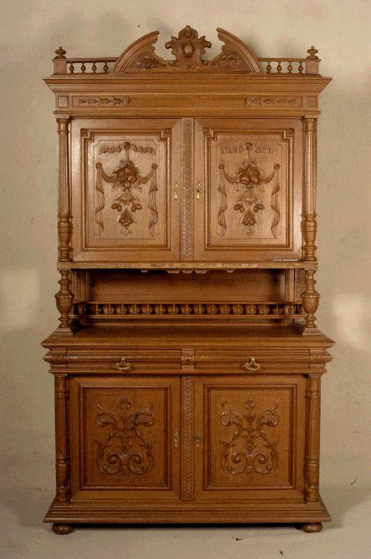Aufsatzschrank, Belgien, um 1880, Eiche massiv, Front und Seiten auf Rahmen gearbeitet , Front mit massiver Schnitzerei aus dem Vollholz, nach ...