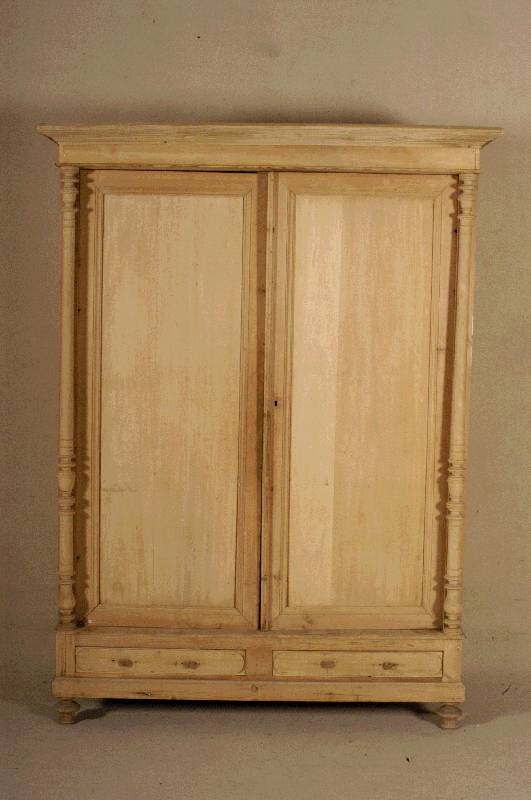 GrÜnderzeitschrank, deutsch, um 1900, Weich- holz massiv, Front und Seiten auf Rahmen gearbeitet, freistehende gedrechselte SÄulen, TÜren ...