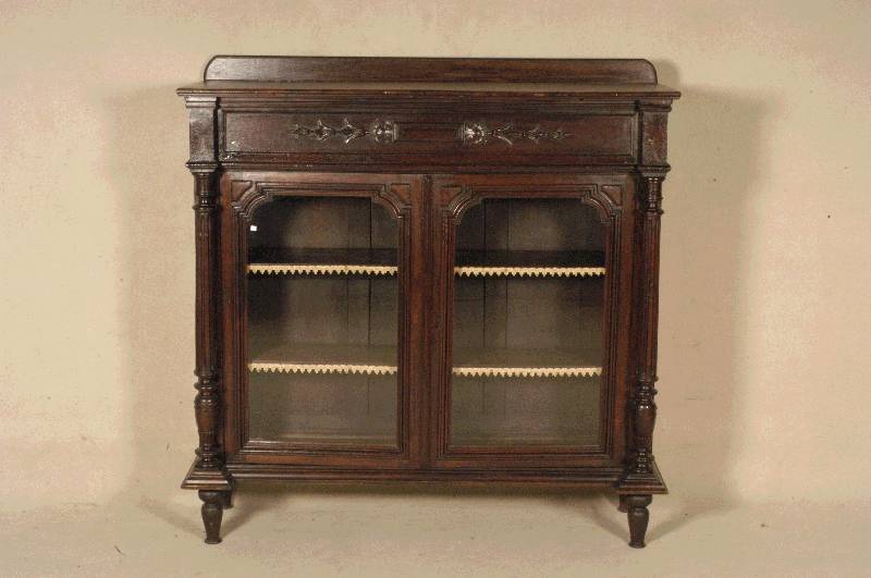 Vitrinenschrank, Belgien, um 1890, Eiche massiv, ehemals wohl Aufsatzteil, gedrechselte VollsÄulen, 2 GlastÜren, 2 EinlegebÖden, dezente ...