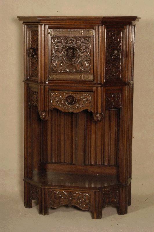 Stollenschrank, Frankreich, um 1870, Eiche massiv, reiches Schnitzdekor, vier vollplastische Charakterkopfschnitzereien aus dem Vollholz, Kopfteil ...