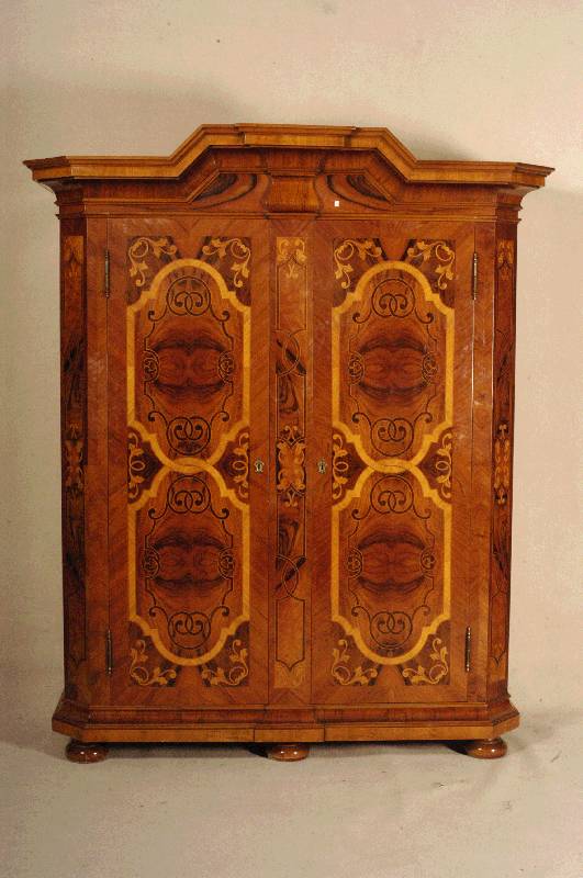 WÄsche- oder Dielenschrank, deutsch, im Stile des Barock, Weichholz und Nußbaum massiv, Nußbaum- bzw. Wurzelnußfurnier, zweitÜriges MÖbel ...