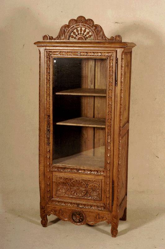 Vitrinenschrank, Frankreich/Bretagne, um 1870, Eiche hell-mittelbraun, reichhaltige Schnitzerei, floral und reliefartig, kleine Zapfen in ...