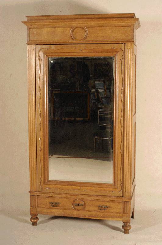 Kleiderschrank, deutsch, um 1900, Eiche massiv, auf Rahmen gearbeitet, Kopfteil mehrfach gestufte Kranzleiste, facettierter Spiegel, eine ...