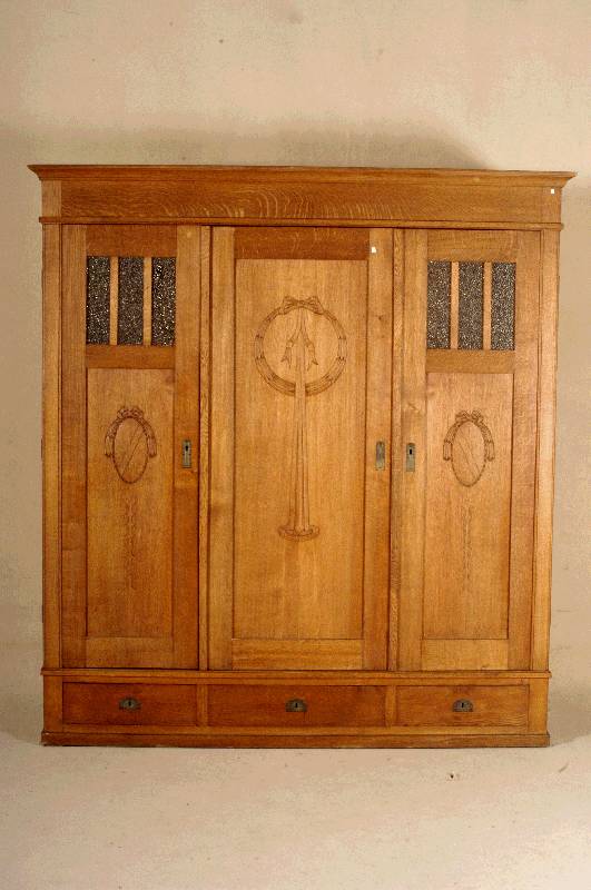 Großer Kleiderschrank, deutsch, um 1900, Korpus Weichholz und Eiche massiv, Eichefurnier, dreitÜrig, TÜren mit sparsamer Schnitzerei im Louis ...