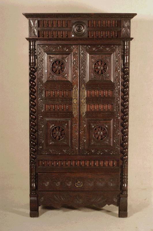 WÄscheschrank, Frankreich/Bretagne, um 1870, Korpus Weichholz, Eiche massiv, vielfÄltige Kerbschnitzerei und Zapfenverstrebungen an den 2 TÜren, ...