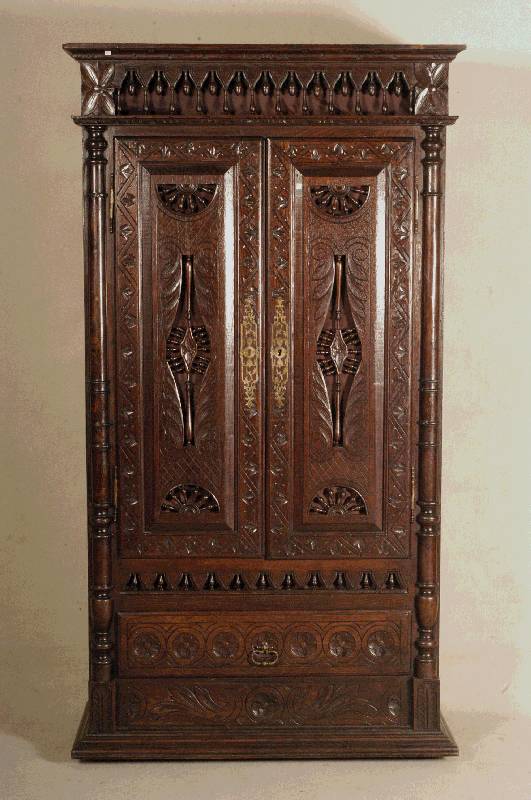 WÄscheschrank, Frankreich/Bretagne, um 1870, Korpus Weichholz, Eiche massiv, vielfÄltige Kerbschnitzerei und Zapfenverstrebungen an den 2 TÜren, ...