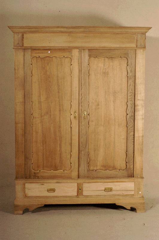 Kleiderschrank, deutsch, um 1870, Eiche hell, naturbelassen, gestufte Kopfleiste, Seiten und TÜren auf Rahmen gearbeitet, 2 TÜren auf Rahmen ...
