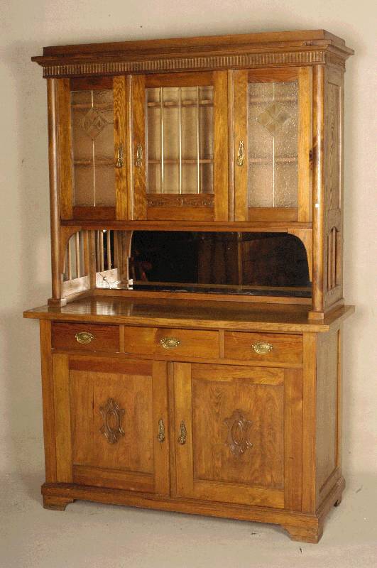 Aufsatzbuffet, deutsch, um 1920, Weichholz, Pitchpine, mittelbraun gebeizt, mit eingelassenem geschliffenem Glas, Oberteil 3-tÜrig, mit sparsamer ...