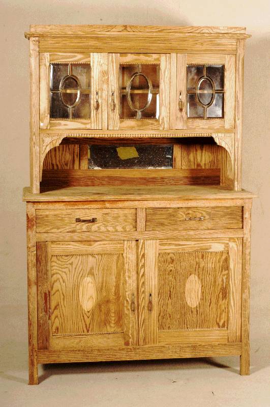 KÜchenschrank, deutsch, um 1910, Jugendstil, Weichholz, Pitchpine natur, Oberteil 3-tÜrig mit mehrfachen Glassegmenten teils facettiert, diese ...