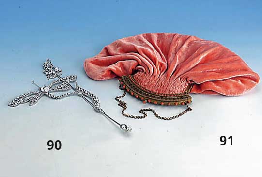 Lorgnette Butler & Wilson, Amerika, 70er Jahre, Metall verchromt, farbl. Straß- besatz v. Swarovsky, ohne GlÄser, Vitrinen- objekt, L. ca. 29 cm