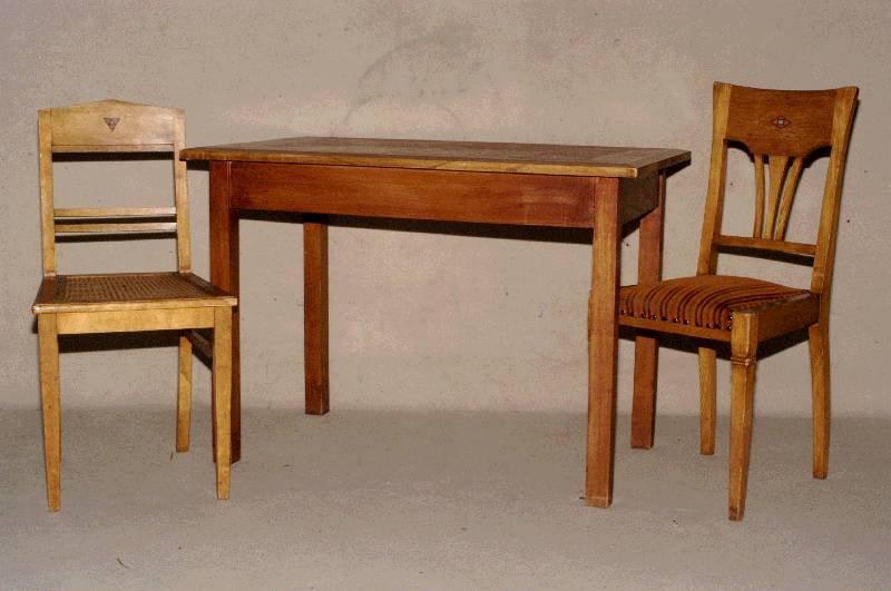 Ensemble aus Tisch und StÜhlen, deutsch, um 1900/10, 4 JugendstilstÜhle, paarig, Eiche und RÜster, sparsame Intarsien, z.T. Perlmutt, Mahagoni ...