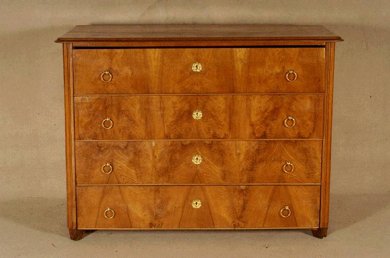 4-schÜbige Kommode, mitteldeutsch, um 1840/50, Korpus Weichholz und RÜster massiv, RÜsterfurnier, doppelt gespiegelt, senkrecht fließend ...