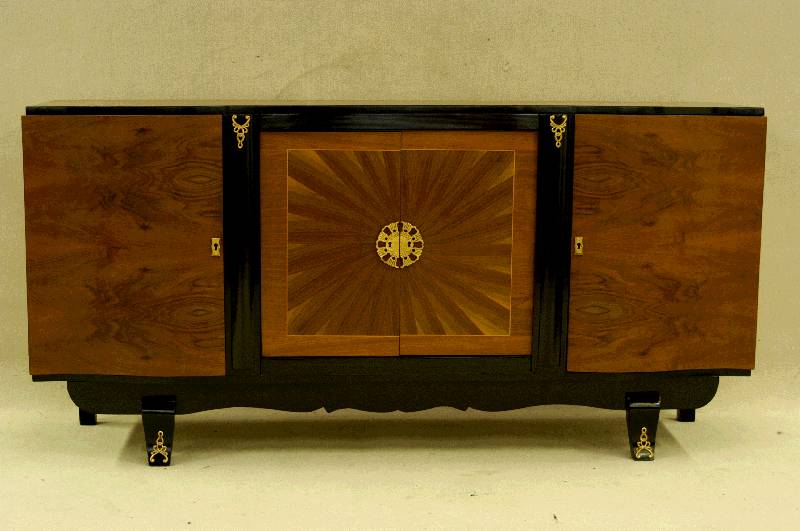 ArtDeco-Sideboard, Frankreich/Paris, um 1935, Entwurfsarbeit in NÄhe Leuleus, kaukasischer Nußbaum in schÖnem Bild furniert, Mittelteil mit ...
