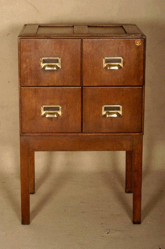 Reise-Registratorschrank, Frankreich, um 1900, Eiche dunkel gewachst, abnehmbarer Sockel, kassettierter Korpus, vier SchÜbe, polierte ...