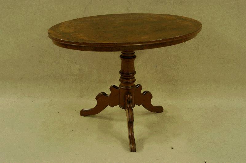 Salontisch, deutsch, um 1870/80, GrÜnderzeit , Fuß Nußbaum massiv, 3 Ausleger, diese vielfach geschwungen, SÄule mit reicher Drechselarbeit, ...