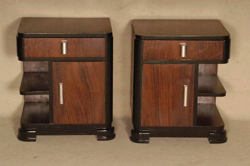 Paar ArtDeco-BeistellschrÄnke, Frankreich, um 1920, Riopalisander gespiegelt furniert, partiell schwarz abgesetzt, links- und rechtsseitiges ...
