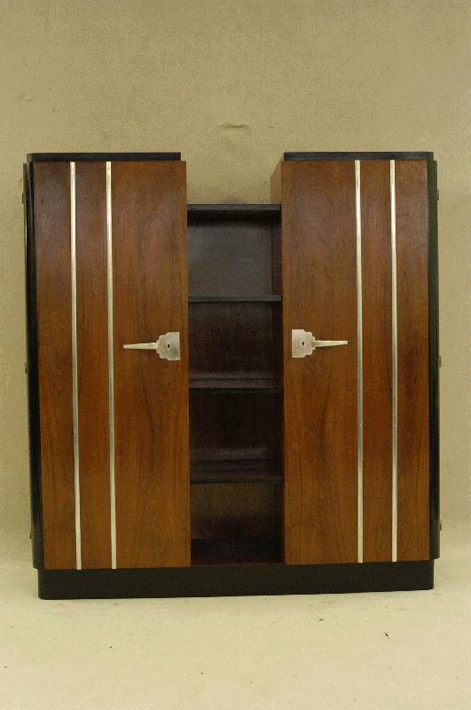 ArtDeco-Schrank, Frankreich, um 1920, kaukasischer Nußbaum, ausgesuchtes Wurzelfurnier gespiegelt, Sockel und Kanten ebonisiert, abschließbare ...