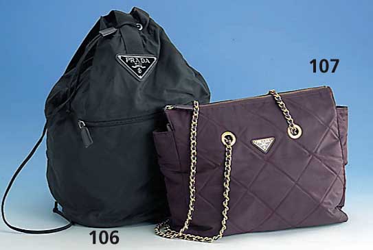 Prada-Beuteltasche, schwarzer Stoff, Außentasche mit Reißverschluß, Zugband, Trageriemen verstellbar, min. Tragesp., H. ca. 50 cm
