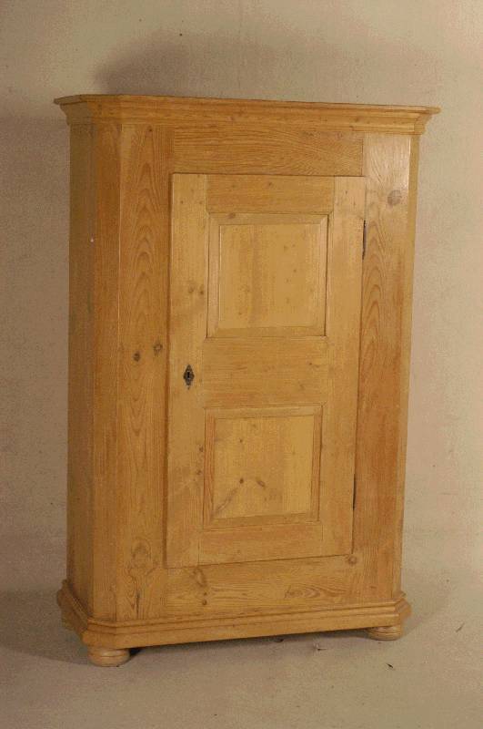 Kleiderschrank, sÜdwestdeutsch, um 1830/40, Weichholz, eintÜrig, TÜr auf Rahmen gearbeitet , abgeplattete Ecken, Leisten doppelt bzw. 3-fach ...