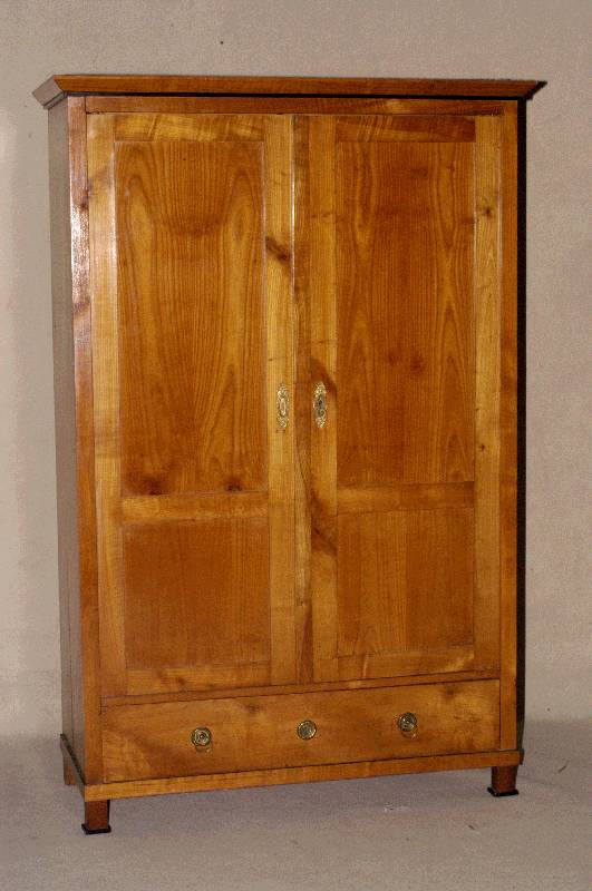 Kleiderschrank, sÜddeutsch, um 1900, nach dem Vorbild von 1810/20, Front auf Rahmen gearbeitet, Kirschbaum massiv, RÜcken Weichholz, ...