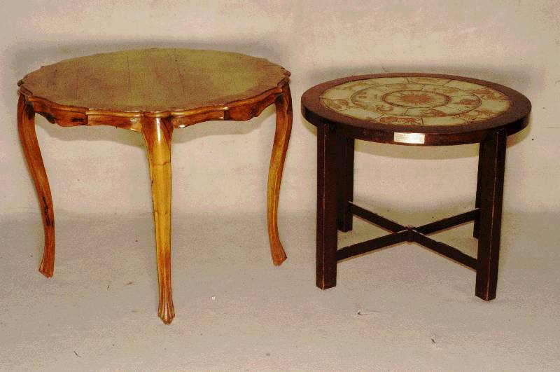 Clubtisch, Italien, 30er Jahre, Buche massiv, Nußbaumfurnier, Fadenintarsie, z.T. gespiegelt verlegt, Altersspuren, schwundrissig, ca. 66x81x81 ...