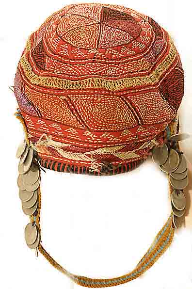 SteppmÜtze, Uzbekistan, um 1900, Baumwollstickerei, durchm. 16cm, SchÄtzwert: 700.- EURO, mit 1 Rial MÜnzen behangen, EHZ: 3