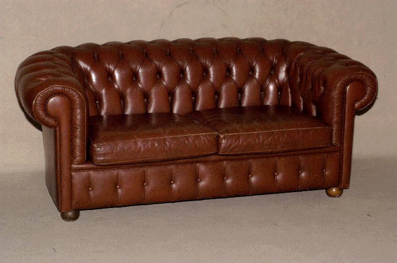 Ledersofa, England, um 1960, Chesterfield -Stil, Gestell auf kleinen KugelfÜßen, RÜcken und Armlehnen geheftet und genoppt, Gebrauchsspuren, ...