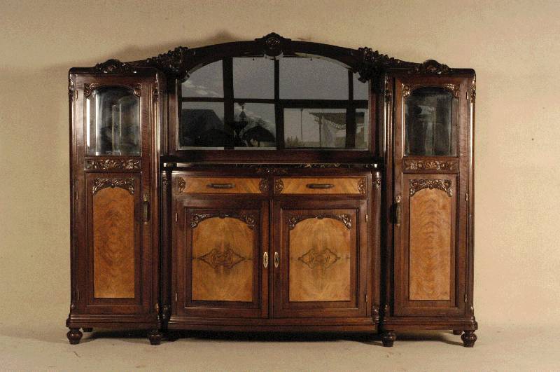 Buffet, Frankreich, um 1905, Korpus Weichholz, Nußbaum massiv, auf KugelfÜßen, mittig vorstehend, elegant gebogen, TÜrfÜllungen mit hellem ...
