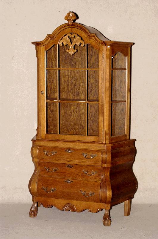 Barockstilvitrine, Holland, um 1950, Eiche massiv, Eichefurnier, schÖnes Furnierbild, Kanten abgeflacht, TatzenfÜße, aufgesetzte Zierleisten, ...