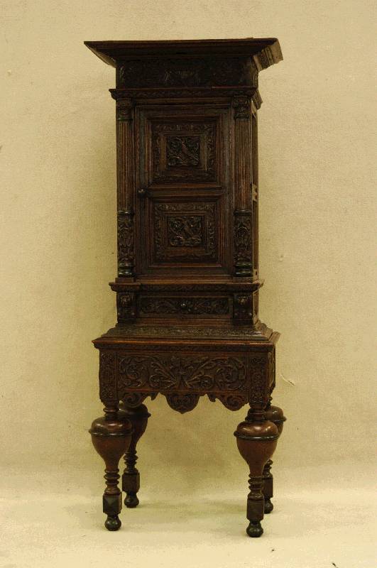 Stollenschrank, deutsch, um 1700, Renaissancestil, Korpus Weichholz, Eiche massiv, auf gedrechselten Hochbeinen, BlÄtter- und Tierschnitzereien ...