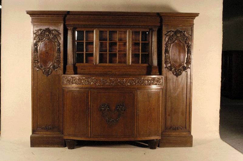 Eichebuffet, deutsch, um 1910, Korpus Weichholz, teilbar in fÜnf Elemente, links und rechts eine TÜr, im Oberteil schÖne Flachschnitzereien, ...
