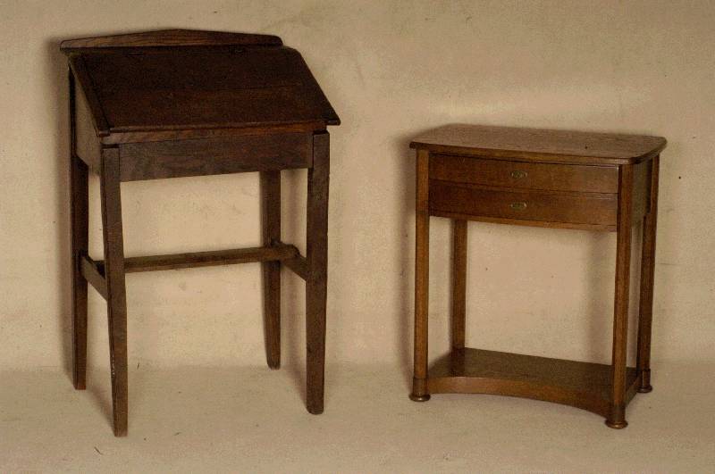 NÄhtisch, deutsch, um 1910, Eiche massiv, Eichefurnier, 6-eckige Beine, im Unterteil mit Ablage, oben 2 Schubladen mit leicht gebogener Platte, ...