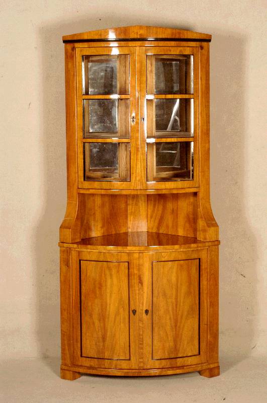 Eckvitrine, im Biedermeierstil, Kirschbaum massiv, nach dem Vorbild von 1820/30, unter Verwendung alter Teile, Oberteil verglast, z.T. schwarz ...