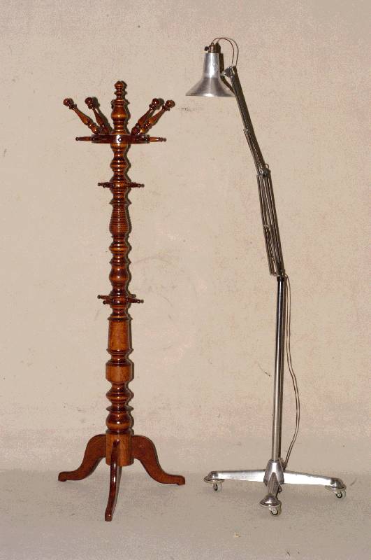 KleiderstÄnder, deutsch, um 1880, GrÜnderzeit, Nußbaum massiv, FÜße und diverse Teile erneuert, restauriert und poliert, selten im Angebot, ...