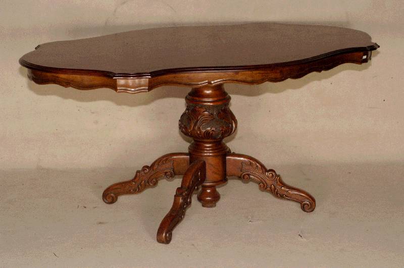 Großer Prunktisch, Holland, um 1960, Korpus Nußbaum, z.T. Wurzelholz, SÄule in Balusterform, 4 Ausleger, reich geschnitzt, Zarge reich ...