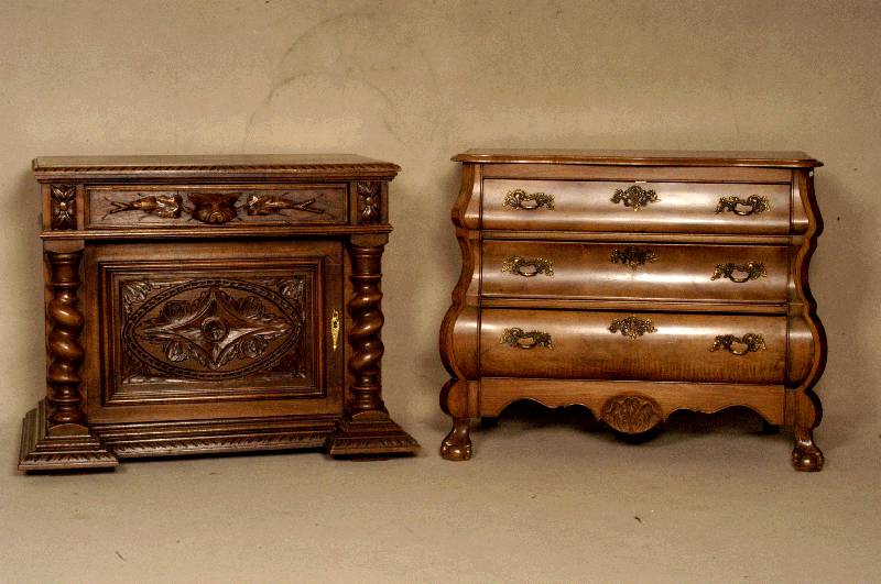 Kleine Anrichte, Frankreich, um 1860/70, Korpus Weichholz, Eiche massiv, 1 TÜr und Schublade, TÜrfÜllungen mit reicher Schnitzerei, seitlich ...
