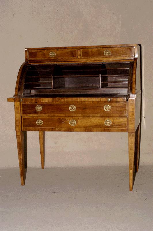 RollbÜro, deutsch, um 1790/1810, Korpus Weichholz, Nußbaumfurnier, waagrecht verlaufend, 3-schÜbig, Ausziehmechanismus intakt, Inneneinrichtung ...