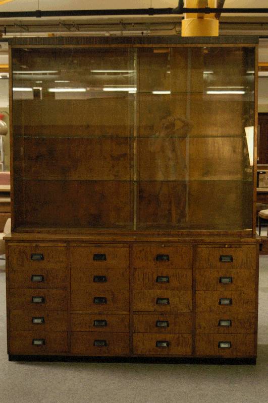 Laden- bzw. Sammlerschrank, deutsch, um 1920 , Birkefurnier, teilweise auf Vollholz gearbeitet, obere Abschlußkante Makasarfurnier , 2 ...