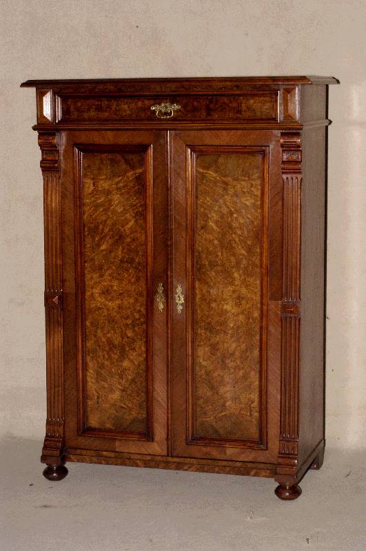 Vertiko, deutsch, um 1880, Korpus Weichholz, Nußbaumfurnier, Inlets mit schÖnem Wurzelnußfurnier, Lisenen gerillt, in Veluten auslaufend, ...