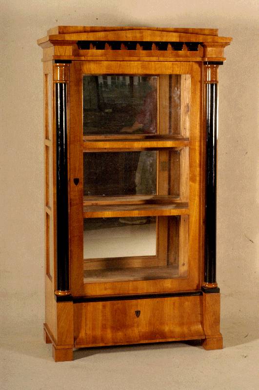 Biedermeierstilvitrine, mitteldeutsch, im Stil von 1830, Korpus Weichholz, Kirschbaumfurnier, z.T. schwarz gelackt, allseitig verglast, 3 ...