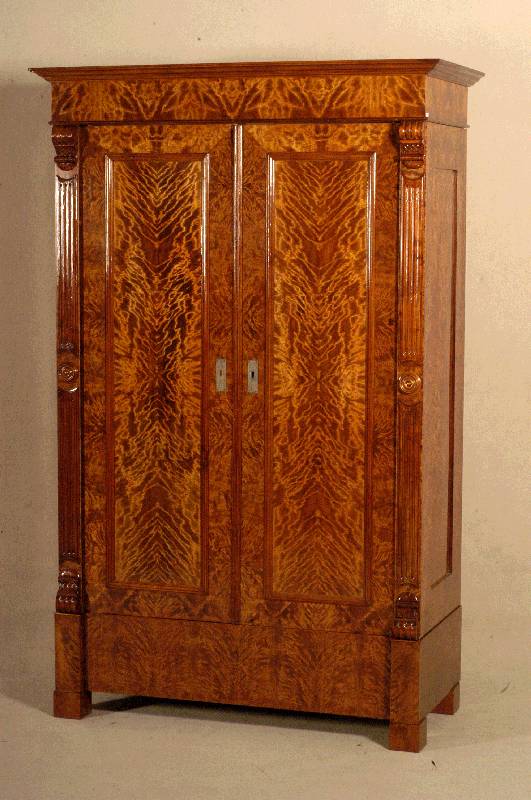 Schrank, deutsch, um 1880, GrÜnderzeit, Korpus Weichholz, Birkefurnier geflammt, 2 -tÜrg, mit durchgehenden FÜllungen, seitlich kanneliert, in ...