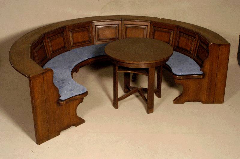 SitzmÖbel, deutsch, um 1900, Eiche massiv, mittelbraun gebeizt, in sich mehrfach geschwungene Form, kassettiert, in Rahmen gefaßt, dazu: Tisch, ...