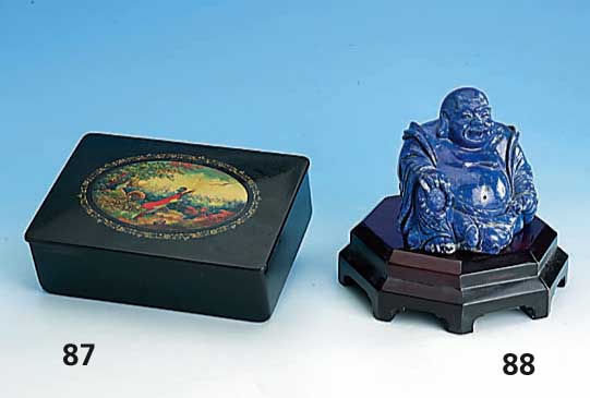 Dickbauchbuddha in stiltyp. Haltung, Lapislazuli ungefÄrbt, China, GlÜcks- bringer, ca. 1800 g, ca. 9 x 13 x 14 cm, auf Sockel