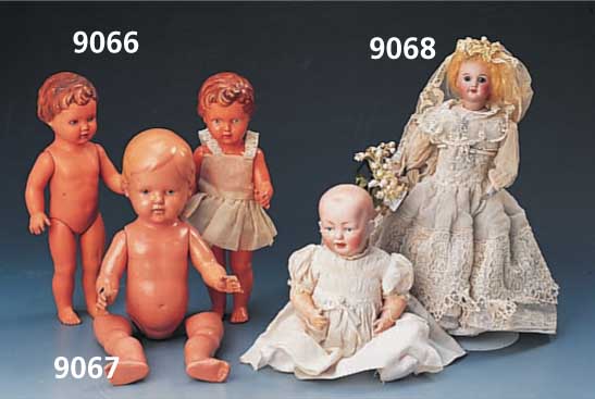 Porzellankopfpuppe, Frankreich, SFBJ, um 1900-10, halboffener Mund mit vier ZÄhnen oben, eingesetzte blaue Glasaugen, blonde MohairperÜcke, ...