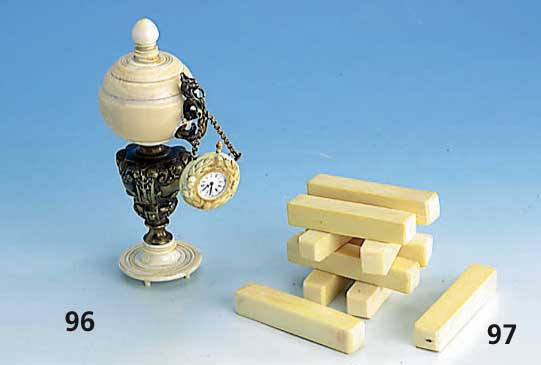 TaschenuhrenstÄnder Elfenbein und Messing, deutsch um 1890, Elfenbein gedrechselt, Mit- telteil aus Messing mit floraler Verzierung, Taschenuhr ...